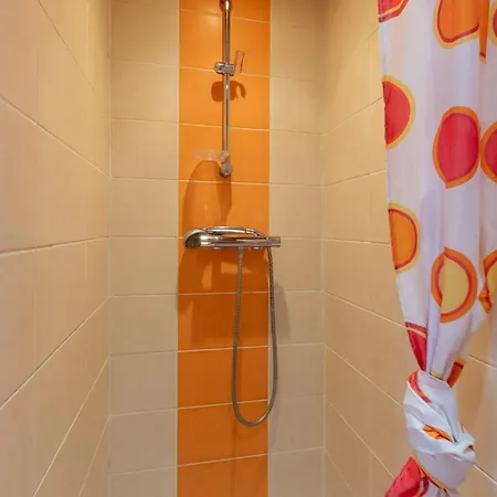 Orange - Piscine Partagee Gasthof Darbres